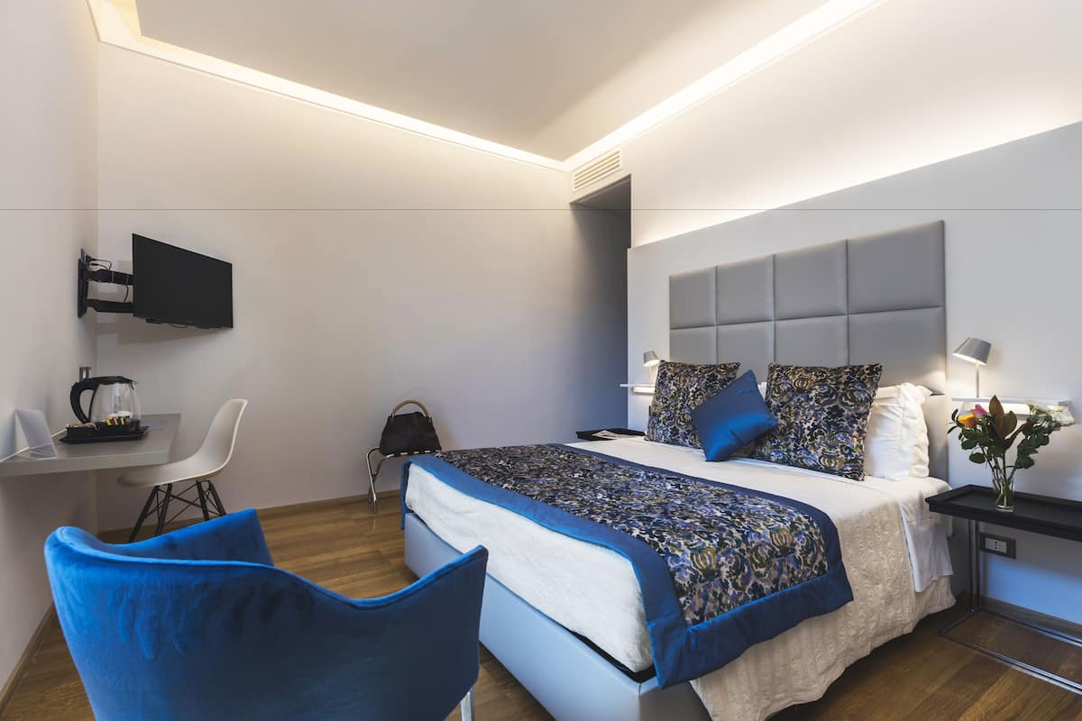 Doppia Superior, 1 letto queen, accessibile ai disabili, vista città | Biancheria da letto di alta qualità, minibar, una cassaforte in camera