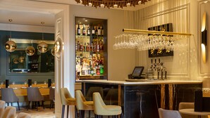 A bar area with stools, a wine rack, and a cash register. - Hotel 7 Dublin (Dublin)