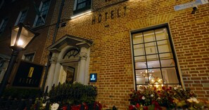 Vista frontal de la propiedad