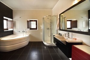 Villa Signature, 3 chambres, piscine privée | Salle de bain | Ensemble baignoire-douche, baignoire à remous