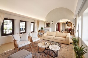 Villa Signature, 3 chambres, piscine privée | Aire de séjour | Téléviseur à écran plat de 55 po avec télévision par satellite