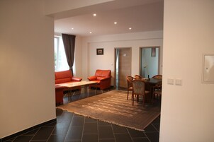 Apartamento, 2 quartos (4 pax) | Sala de estar | TV de tela plana