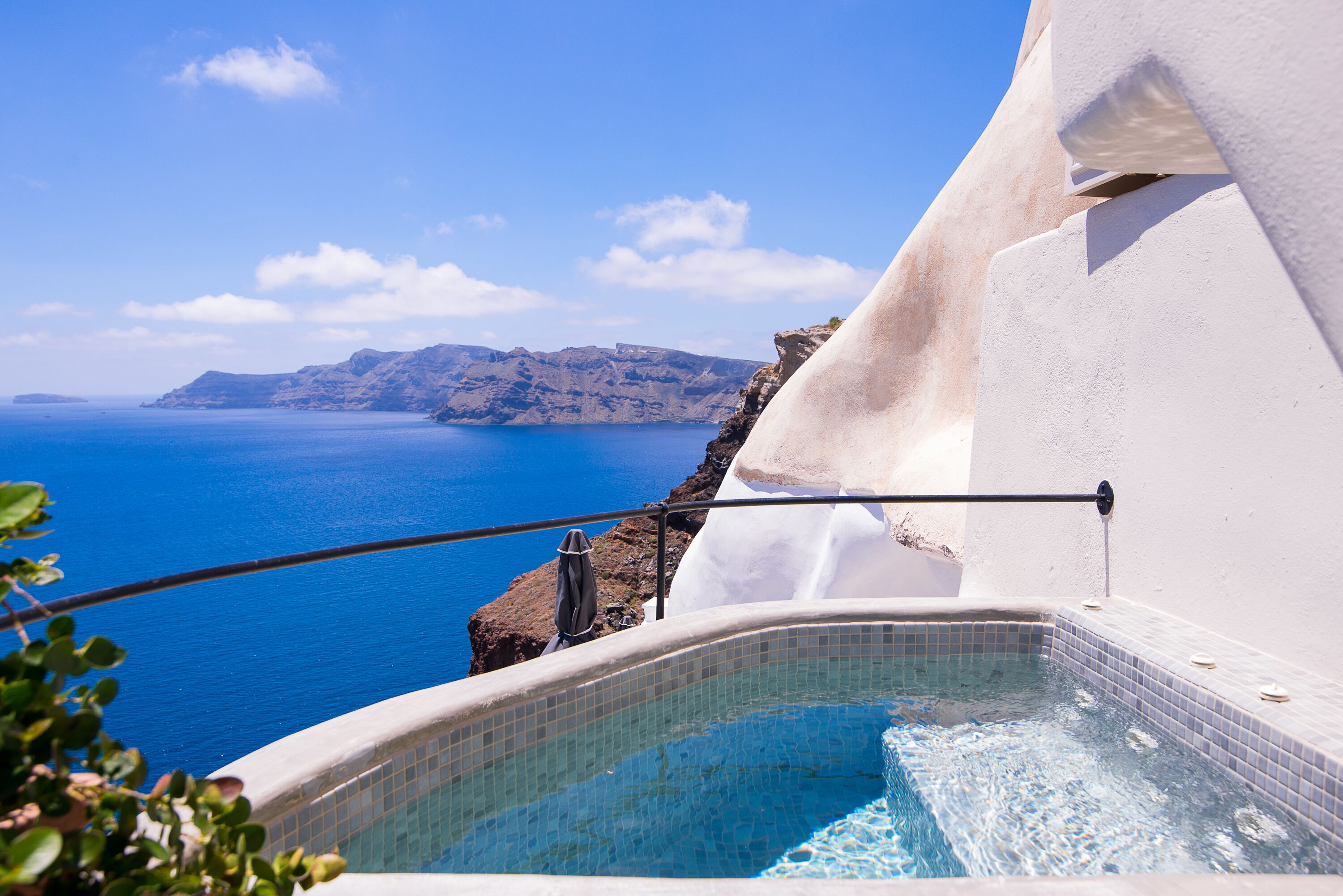 levanta cave suite with caldera view & hot tub | private spa tub