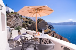 Mentha Cave Suite with Caldera View & Hot Tub | Terraço/pátio