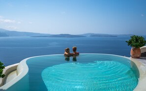 A infinity pool with a view of the sea and distant islands. - Pezoules of Oia (Santorini)