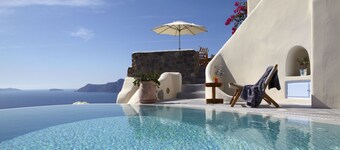 Pezoules of Oia