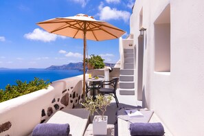 Levanta Cave Suite with Caldera View & Hot Tub | Hiên