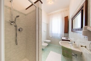 Superior Room, Multiple Beds | Bathroom