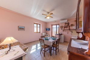 Departamento, 1 cama matrimonial y sofá cama | Área de sala de estar | Televisión de pantalla plana 