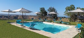 Piscina all'aperto, ombrelloni da piscina, lettini