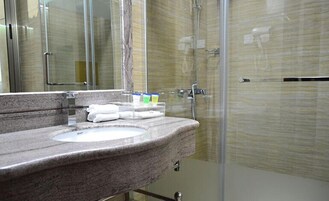 Ducha, artículos de tocador gratuitos, secador de pelo, toallas