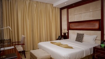 Ropa de cama de alta calidad, minibar, caja fuerte y escritorio