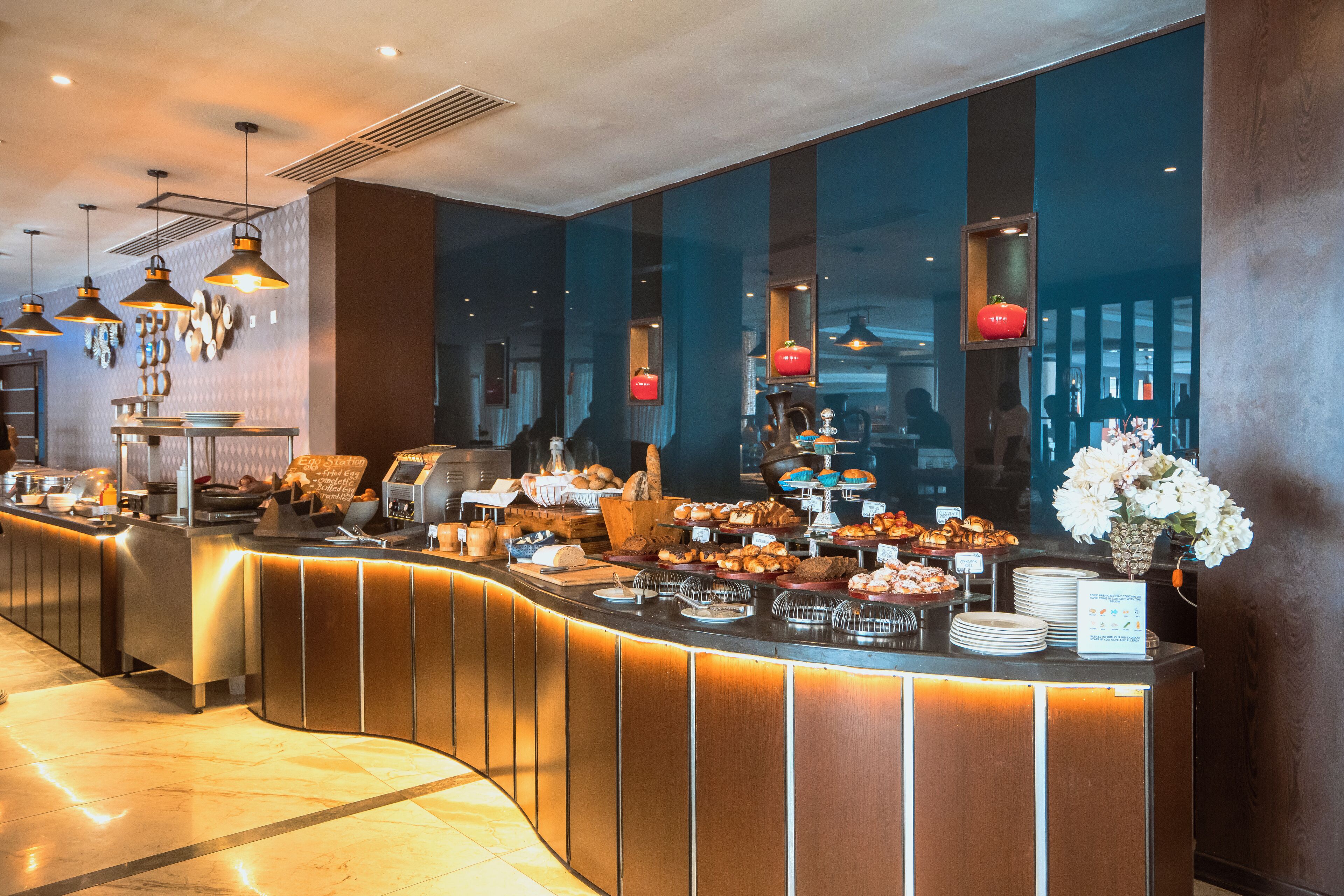 Desayuno completo diario (USD 23 por persona)