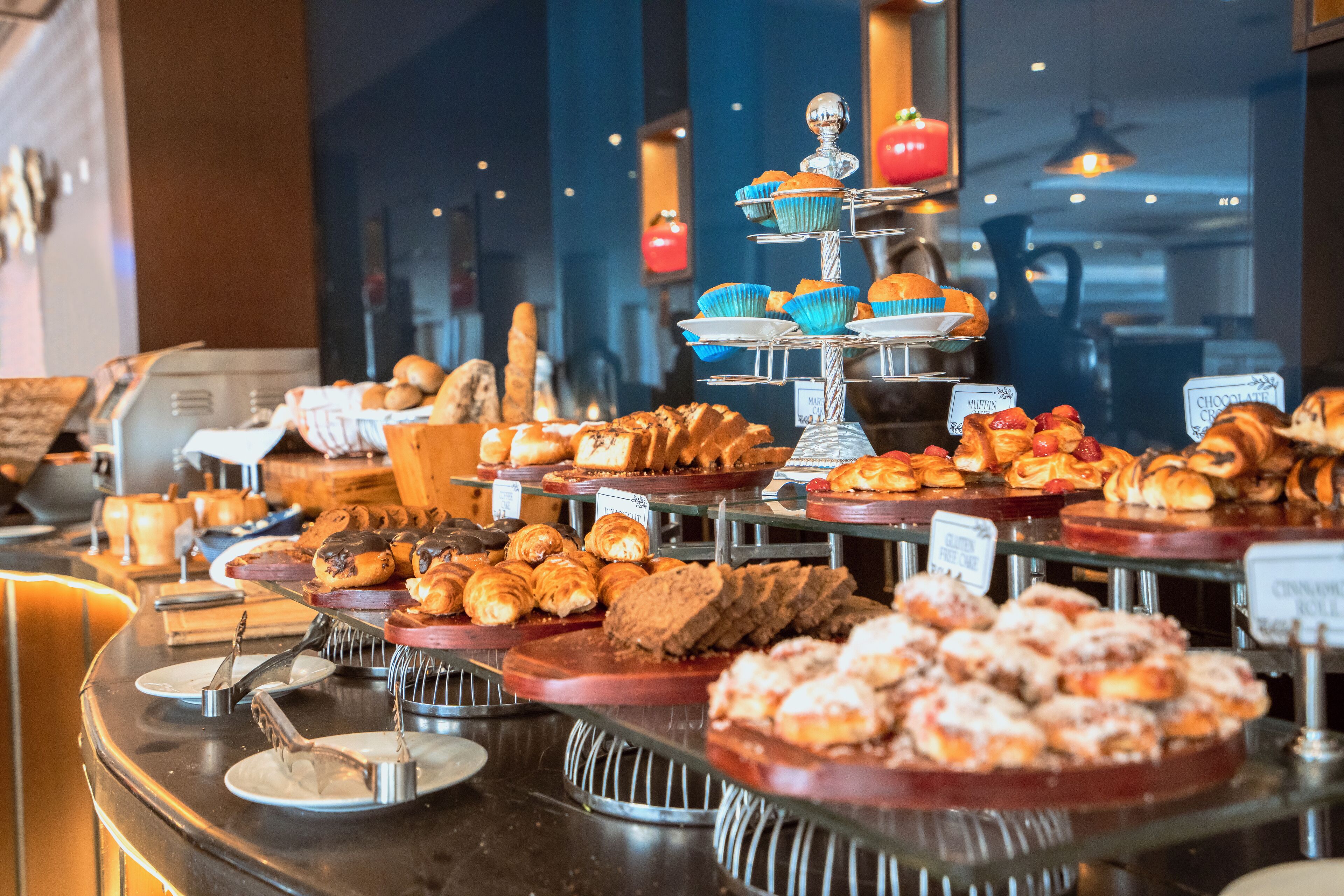 Buffet com diversos doces e sobremesas.
