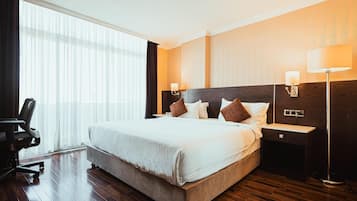 Ropa de cama de alta calidad y caja de seguridad en la habitación