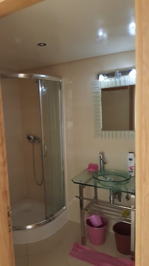 Apartment, 1 Bedroom, Pool Access, Garden Area | Bathroom