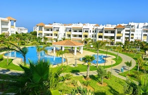 6 outdoor pools, pool loungers
