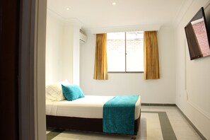 1 chambre, coffres-forts dans les chambres, fer et planche à repasser