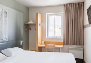 Escritorio, sistema de insonorización, wifi gratis y ropa de cama 