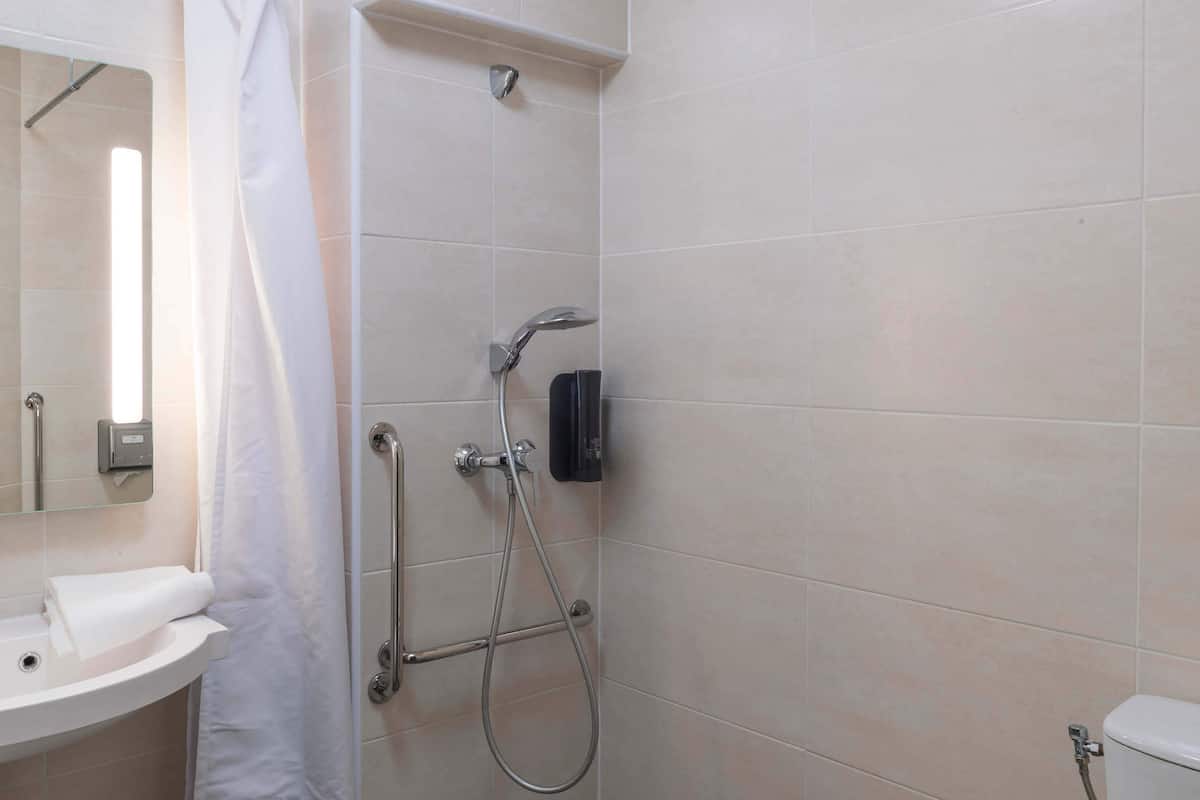 double room, accessible | bathroom | shower, towels, soap, shampoo