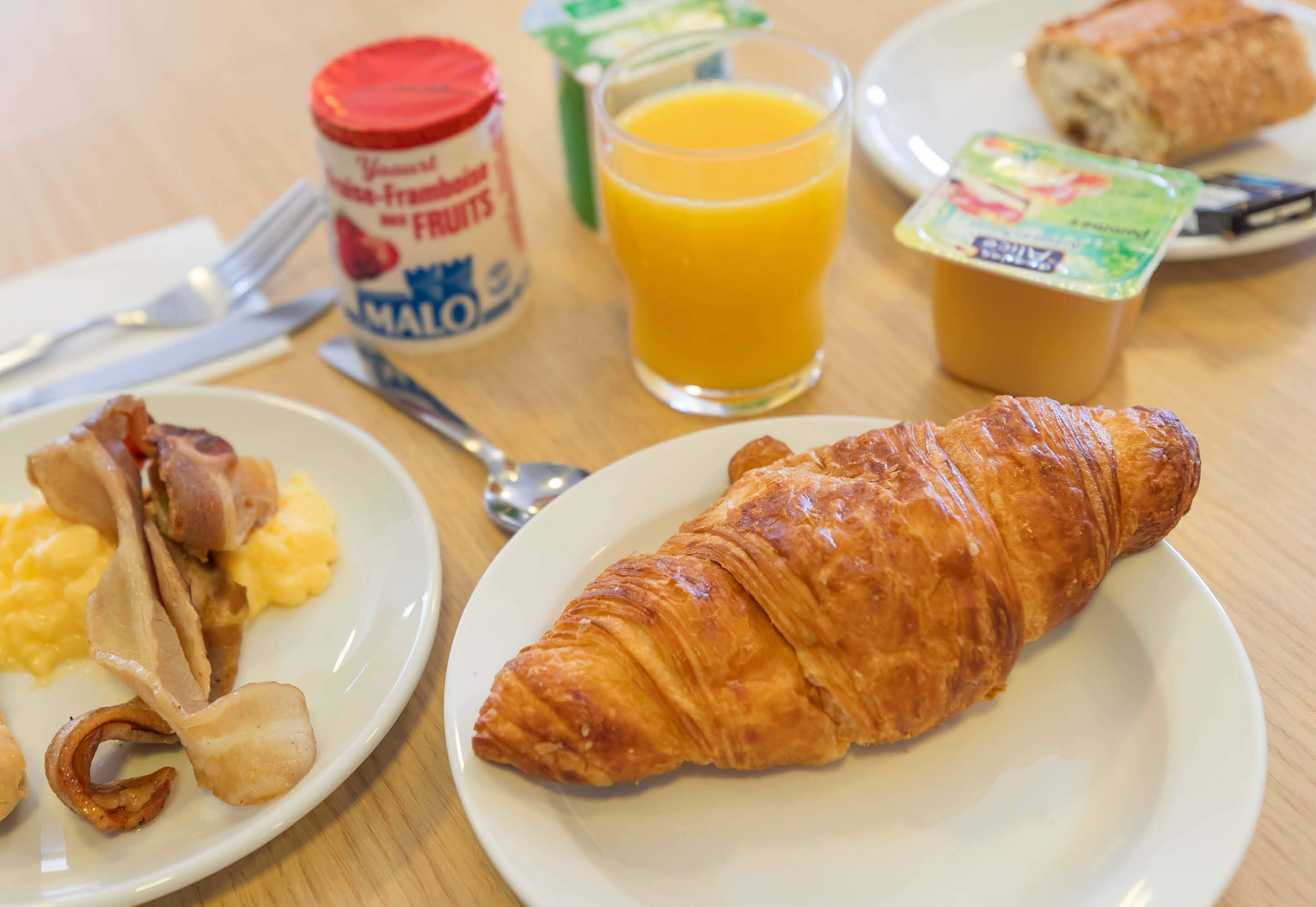 daily buffet breakfast for a fee