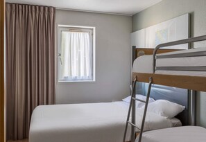 Quadruple Room | Desk, soundproofing, free WiFi, bed sheets - B&B HOTEL Bourges (1) (Bourges)