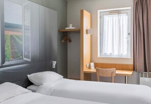 Zweibettzimmer | Schreibtisch, schallisolierte Zimmer, kostenloses WLAN, Bettwäsche