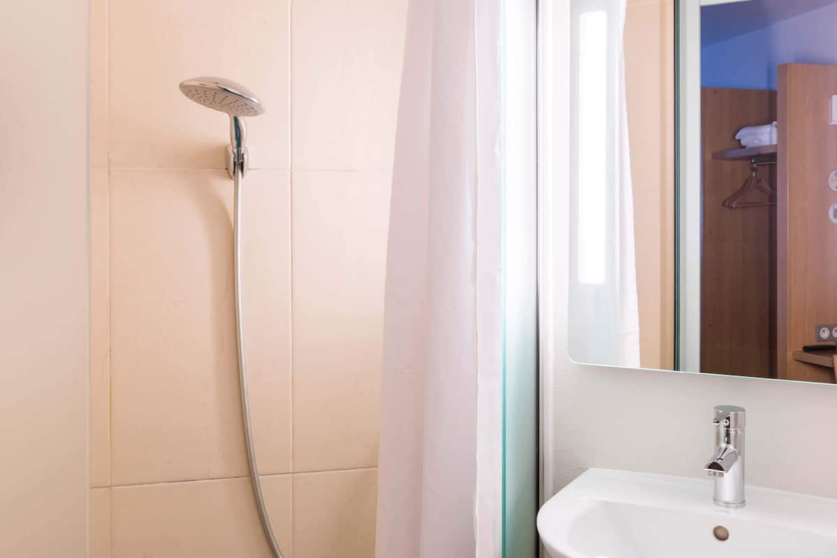 shower, towels, soap, shampoo