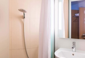 Ducha, toallas, jabón, shampoo