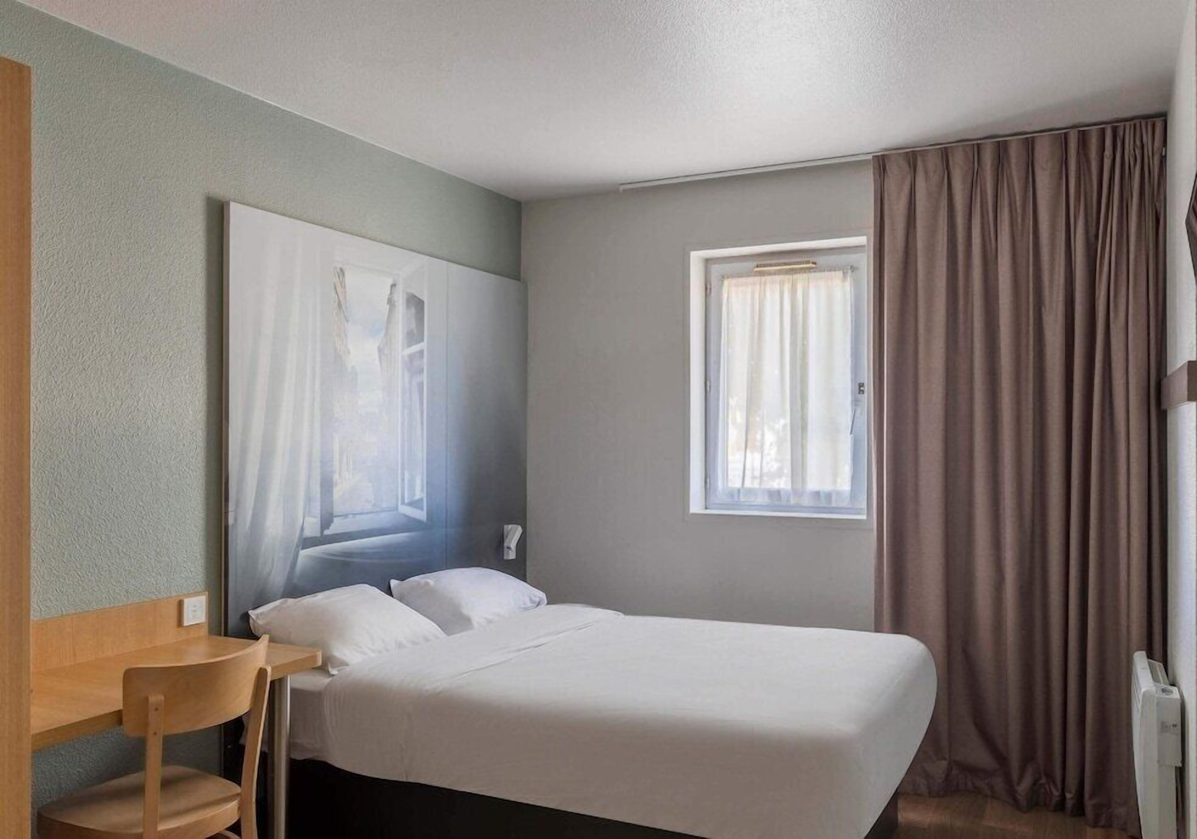 Desk, soundproofing, free WiFi, bed sheets