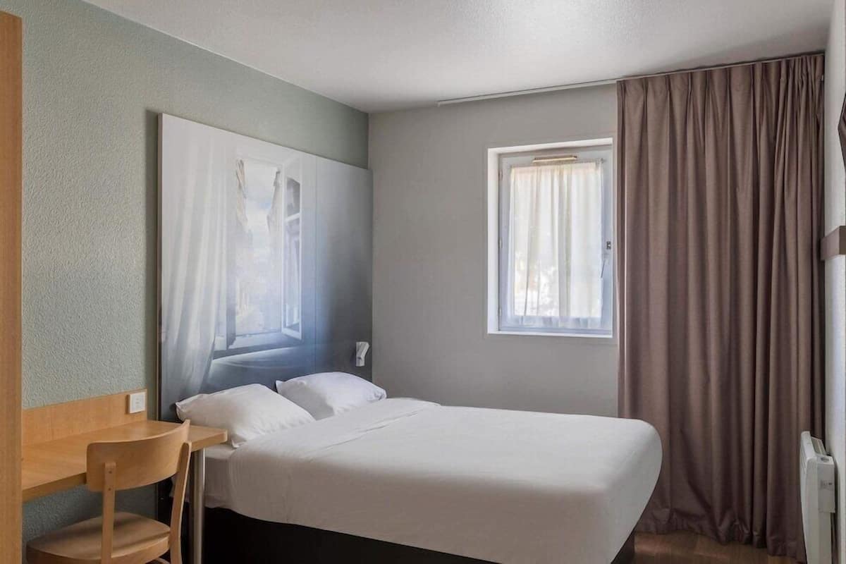 Desk, soundproofing, WiFi (free), bed sheets