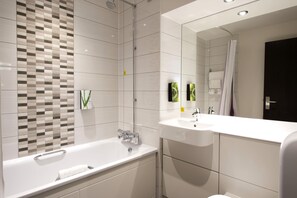 Bathroom - Premier Inn Milton Keynes Central - Theatre District (Milton Keynes)