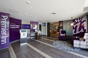 Reception - Premier Inn Milton Keynes Central - Theatre District (Milton Keynes)