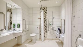 Standard-Doppelzimmer, rollstuhlgeeignete Dusche | Badezimmer