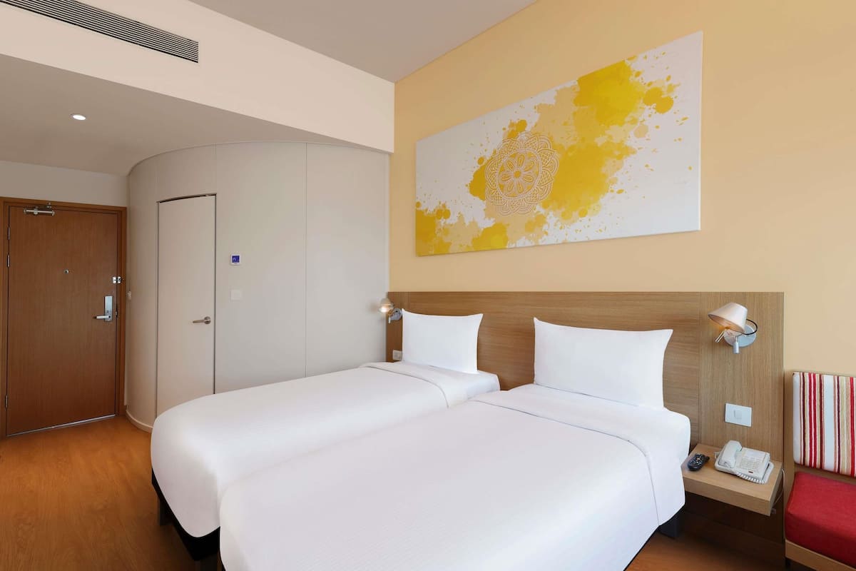 Ropa de cama de alta calidad y caja de seguridad en la habitación