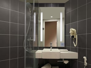 Douche, articles de toilette écologiques, sèche-cheveux