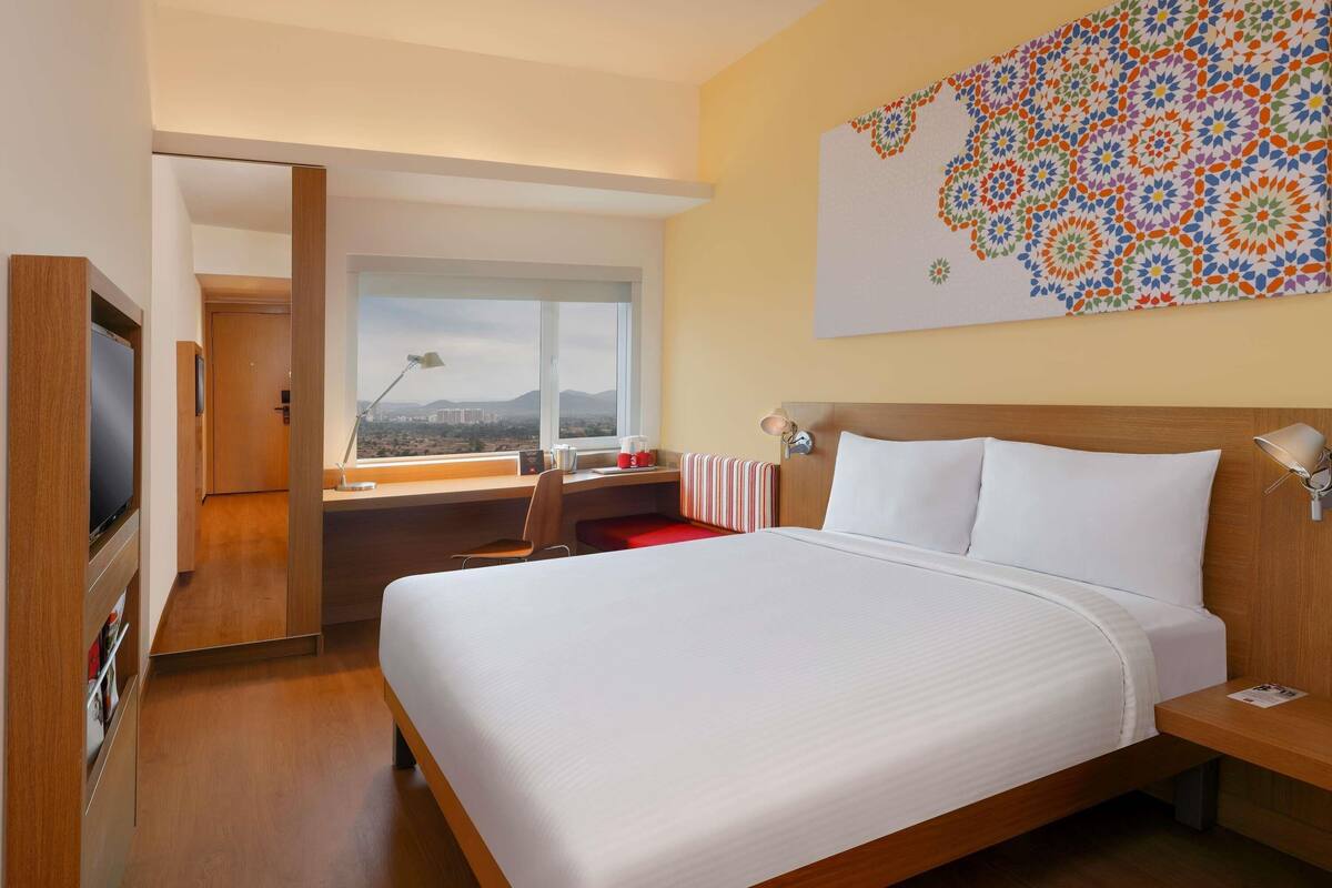 Deluxe Room, 1 Queen Bed, Mountain View | Premium bedding, in-room safe, desk, laptop workspace