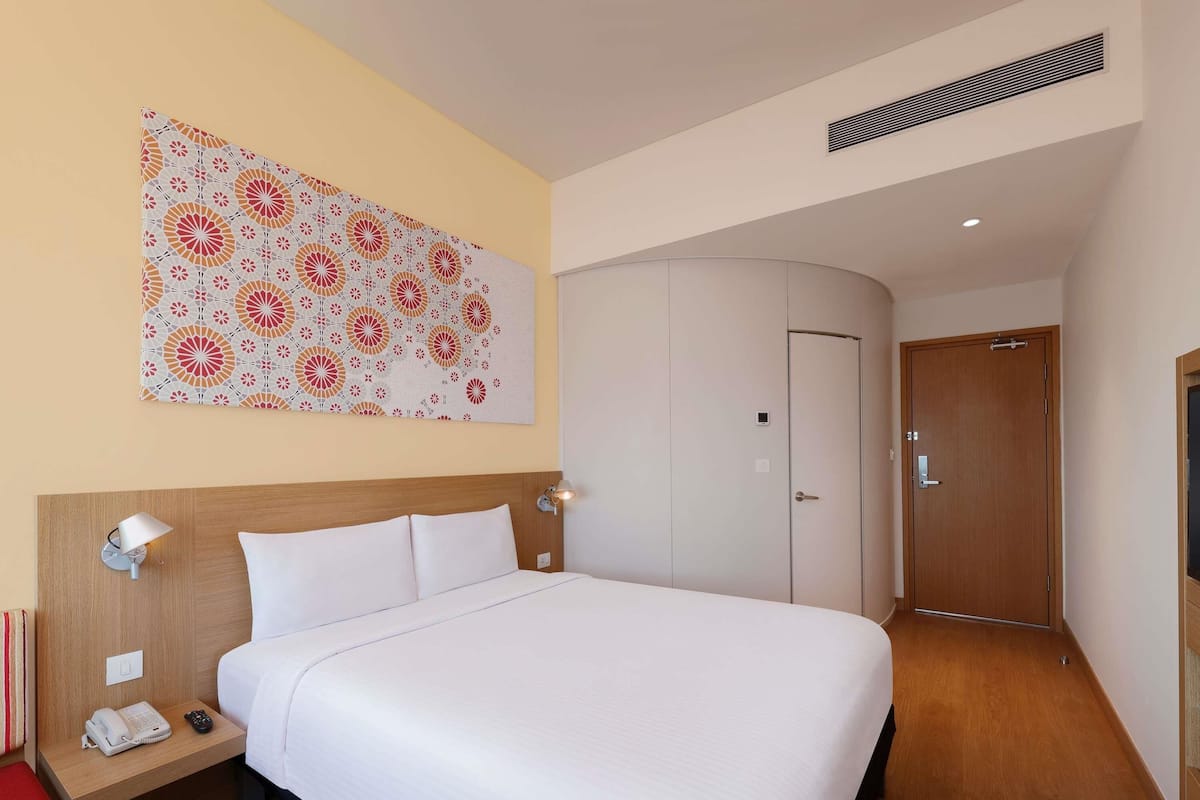 Premium bedding, in-room safe, desk, laptop workspace