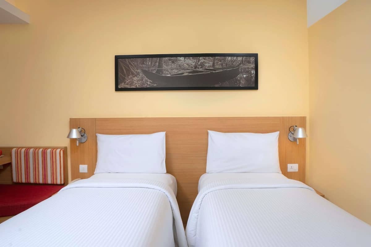 Chambre Deluxe, 2 lits une place, vue montagne | Literie de qualité supérieure, coffres-forts dans les chambres, bureau