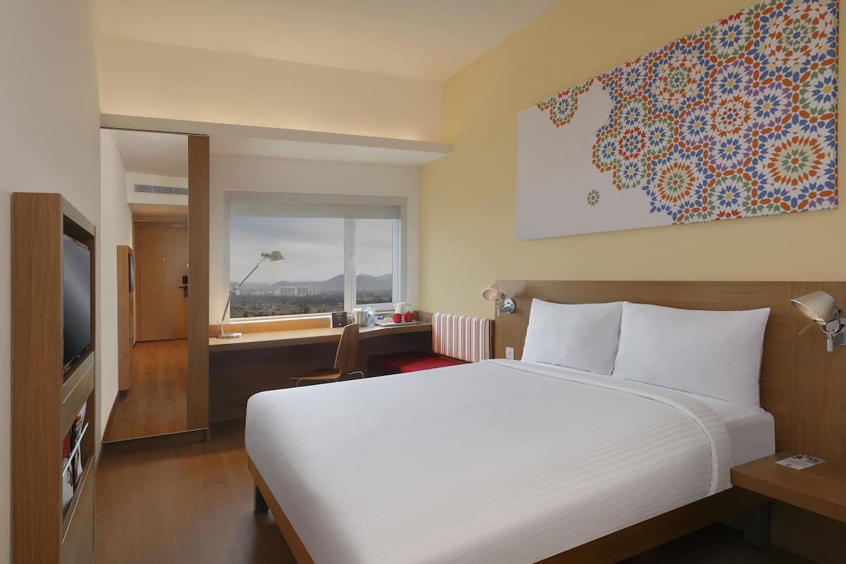 Ropa de cama de alta calidad y caja de seguridad en la habitación