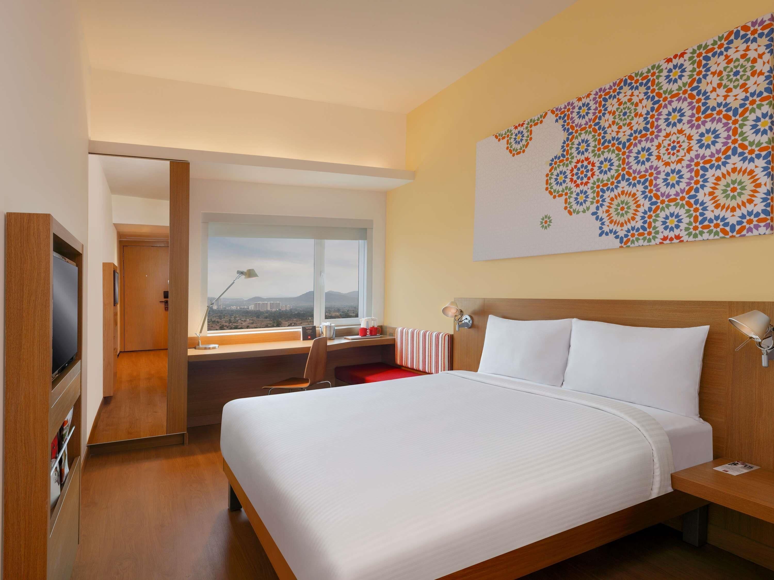 Premium bedding, in-room safe, desk, laptop workspace
