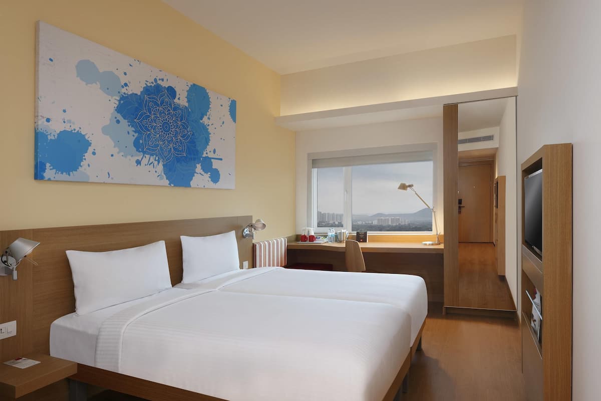 Ropa de cama de alta calidad y caja de seguridad en la habitación