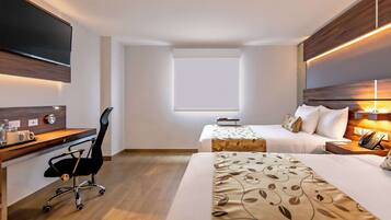 Habitación estándar, 2 camas matrimoniales, para no fumadores | Ropa de cama de alta calidad y caja de seguridad en la habitación