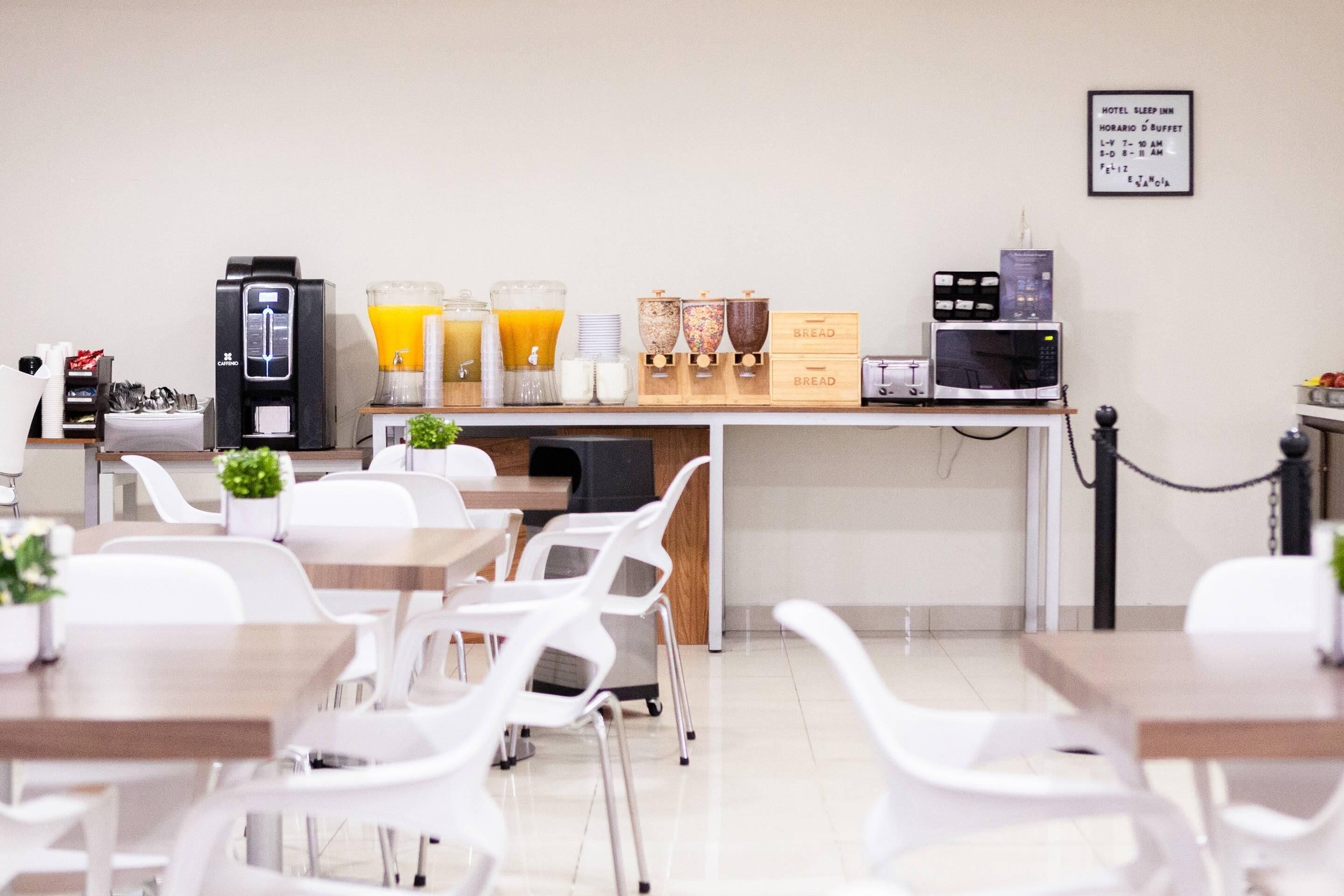 Un espace dédié au petit-déjeuner, équipé d’une machine à café, de distributeurs de jus et de boîtes à pain.