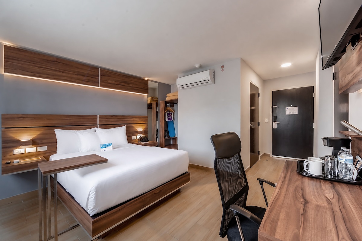 Standard Room, 1 Queen Bed, Non Smoking | Premium bedding, in-room safe, desk, soundproofing