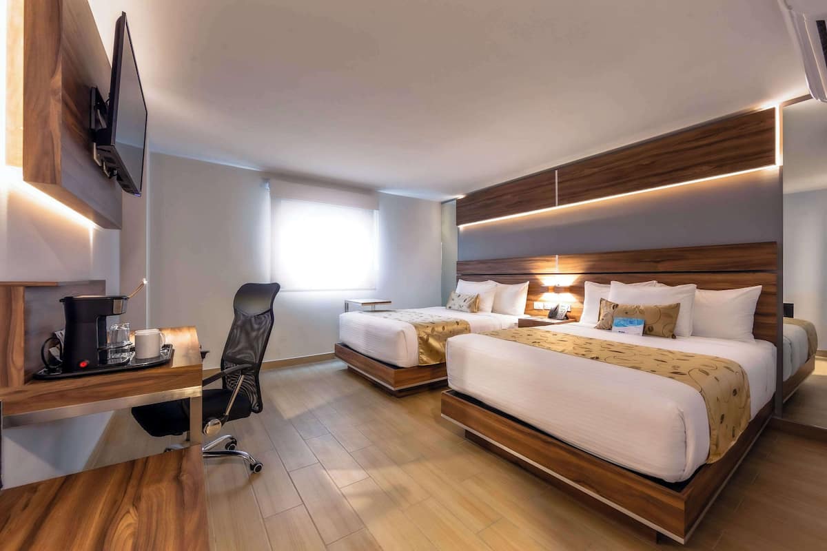 Habitación estándar, 2 camas matrimoniales, para no fumadores | Ropa de cama de alta calidad y caja de seguridad en la habitación