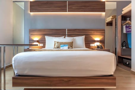 Ropa de cama de alta calidad y caja de seguridad en la habitación