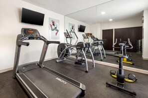 A gym with treadmills, elliptical machines, and a stationary bike. - Sleep Inn Tijuana (Tijuana)