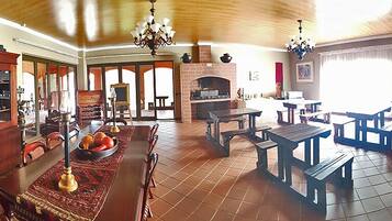 Daily full breakfast (ZAR 85 per person)