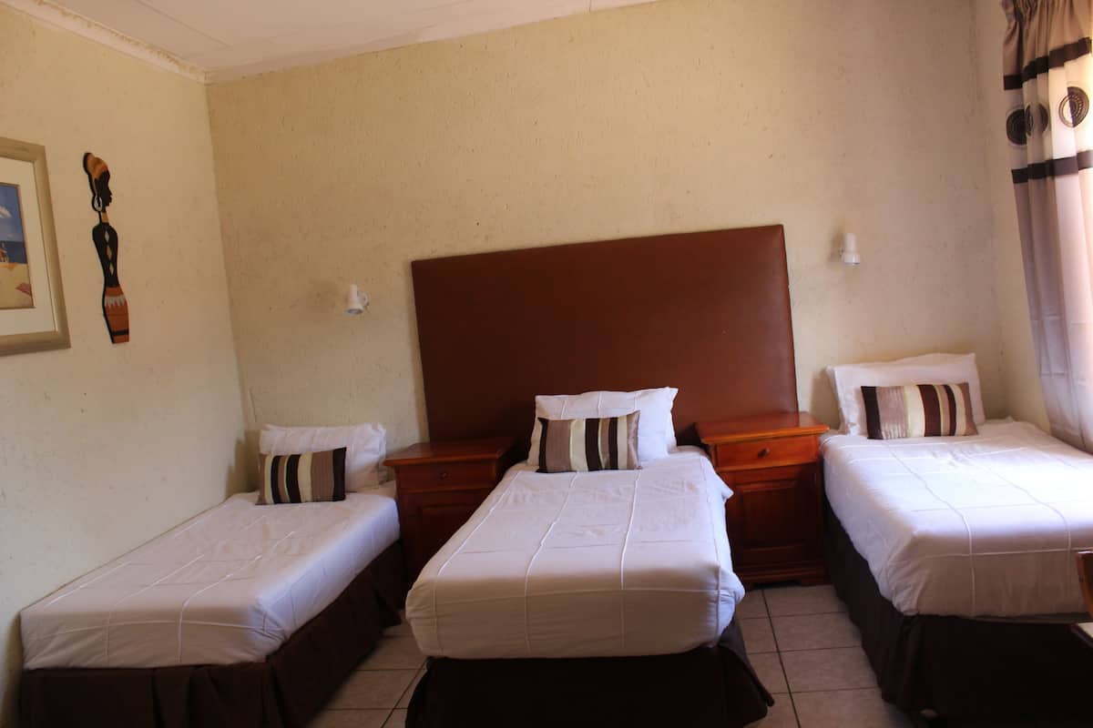 Quarto duplo, 3 camas de solteiro | Escrivaninha, camas extras/dobráveis (sobretaxa), Wi-Fi de cortesia